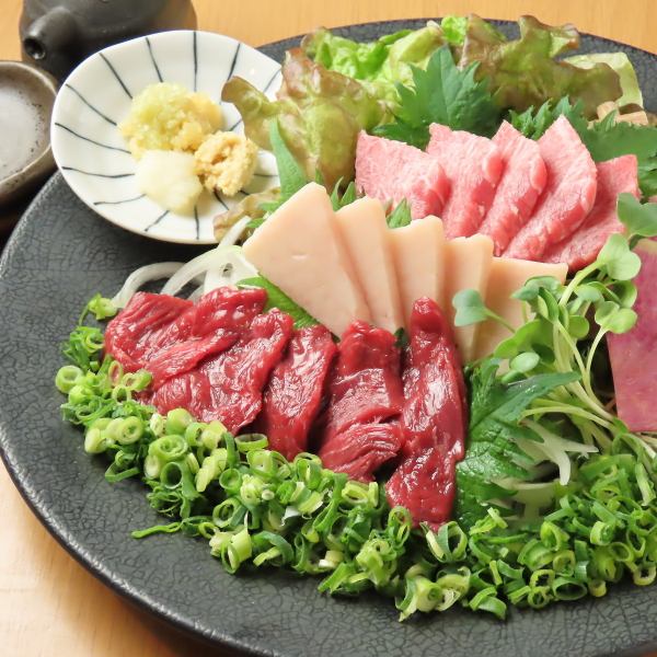 お得に♪ 色々な部位！！厳選馬刺し盛合わせ！1~2人前3180円　3~4人前4840円