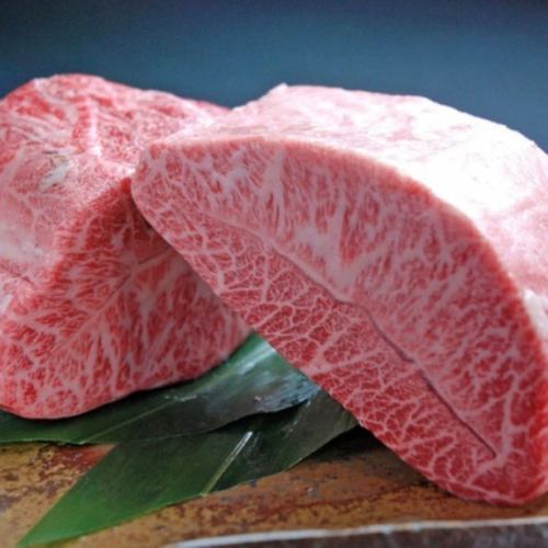 絶品！【神戸牛ロース焼き】1500円！その他にも厳選仕入れした肉料理をご用意。