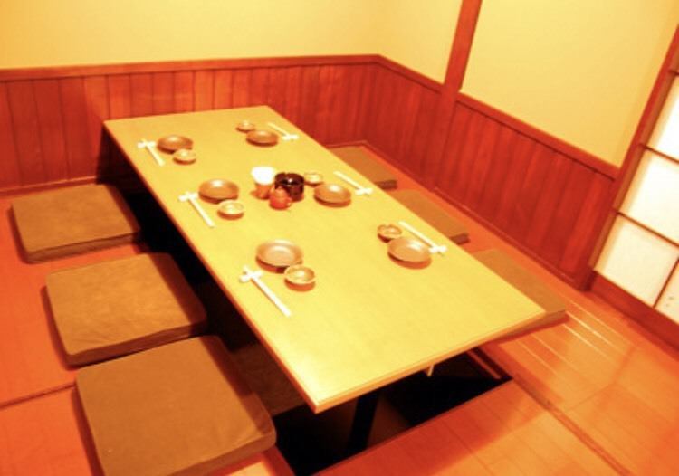 The sunken kotatsu room on the second floor can accommodate two or more people.