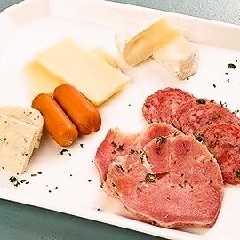 サラミとチーズの盛り合わせ