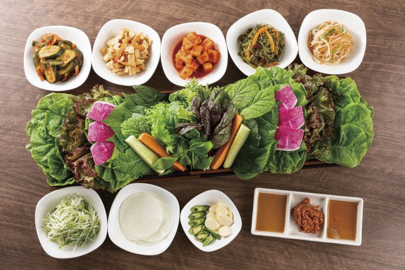 All-you-can-eat vegetables and banchan (side dishes)