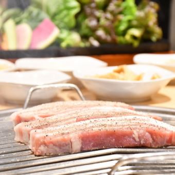 [Weekdays only/120 minutes of all-you-can-drink included♪] Charcoal-grilled samgyeopsal★All-you-can-eat fresh vegetables and side dishes + closing meal