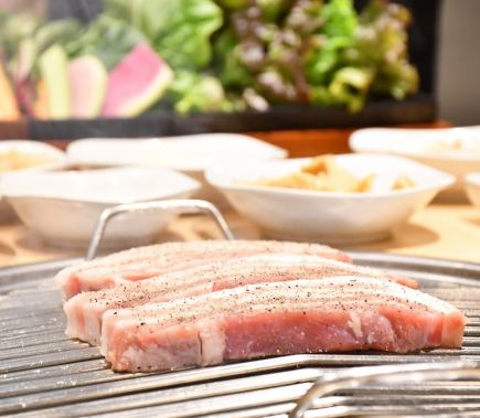 [Weekdays only/120 minutes all-you-can-drink included♪] Charcoal-grilled samgyeopsal★All-you-can-eat fresh vegetables and side dishes + final meal