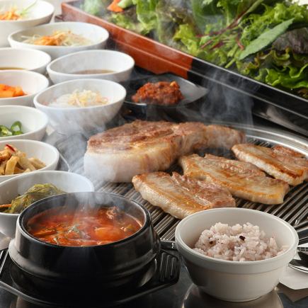 [Double Meat Sanpa Set!] A must-try for hearty eaters ★ Double the meat + all-you-can-eat vegetables and side dishes + meal included ♪