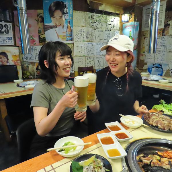 白と木目を基調とした店内は、温かみが感じられ、落ち着いた雰囲気の中でお食事がお楽しみいただけます。心地よい照明が柔らかく照らし出す空間は、友人との楽しいひとときや、接待、宴会など幅広いシーンにぴったりです。美味しい料理とともに、心安らぐ瞬間を過ごせる場所です。