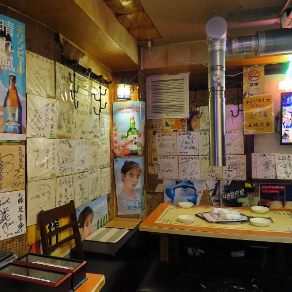 温かみのある木の造りが心地よい雰囲気を醸し出す店内で、韓国料理を心ゆくまでご堪能いただけます。自慢の豚足料理は、じっくりと煮込まれた絶妙な味わいが広がり、サムギョプサルや焼肉もお楽しみいただけます。ご友人やご家族と共に、楽しい会話を交えながらお食事をご堪能下さい。