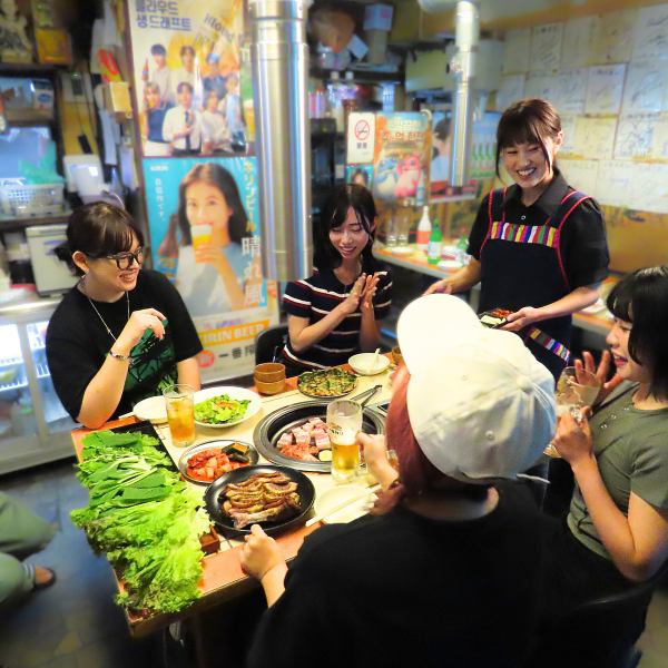 五反田駅から徒歩約1分の好立地にある当店は、アクセスも良好でお仕事帰りのお食事にぴったりです♪ 本場韓国料理を楽しみながら、マッコリなどのバリエーション豊富なドリンクもご用意しております。温かみのある雰囲気の中、女子会やママ友会にも最適な空間です。
