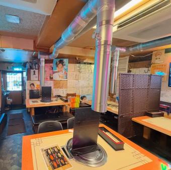 2名～4名のお席は仕切りあり