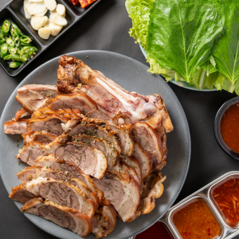 王豚足家 自慢の伝統の一品※サンチュ・ニンニク・青唐辛子・胡麻の葉付き。小（足先）/中（2、3人）