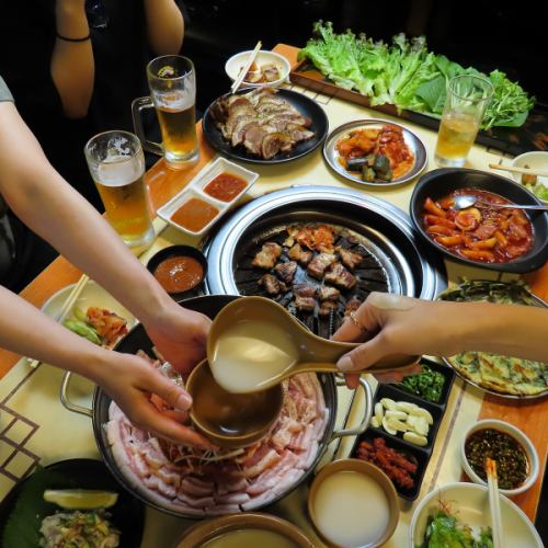 香ばしく焼き上げた豚の美味しさと野菜の食感が絶妙にマッチ！【季節野菜とサムギョプサル】