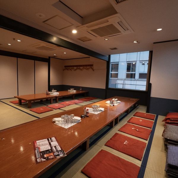 【座敷個室8名~120名まで】個室は120名様でも対応可能な宴会場をご用意!!個室を仕切れば8~名様でも宴会可!掘りごたつ席で足元までゆったりとおくつろぎいただけます。季節の味覚と豊富な飲み物で、すすきのの居酒屋で記憶に残る宴会をお楽しみください。