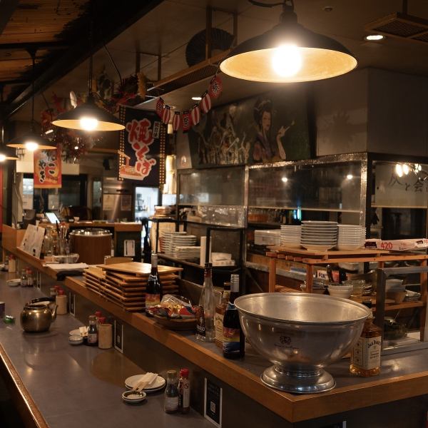 【カウンター席充実】お一人様からカップル、友達と楽しいひと時を。板場の番長と仲良くなれるチャンス!笑。食事やお酒を楽しみながら、特別な思い出作りを。寿司・刺身・焼き鳥など、多彩なメニューを心行くまでお楽しみいただけます。