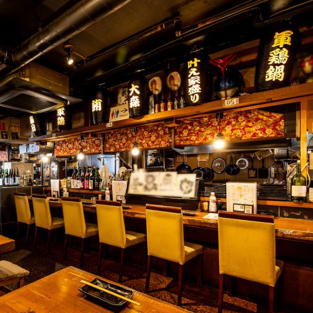 気軽にフラッと寄って、サク飲みにもオススメ！カウンターで一杯♪新型コロナウイルス対策としてビニールカーテンを設置しました。
