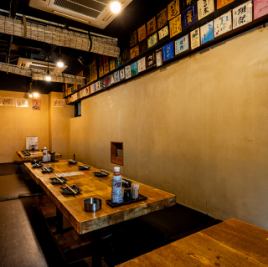 You can enjoy your meal in a relaxed atmosphere at the spacious table seats.