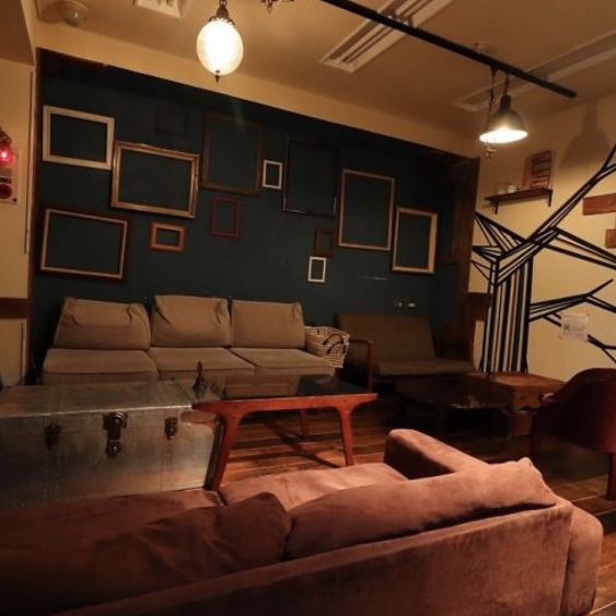 【パーティー・宴会はお任せ！】6名様からお使い頂けるソファー席はパーティーにも宴会にももってこいです♪6名様から半貸切もできますので、お気軽にお問い合わせください！卓球台やボードゲームで盛り上がること間違いなしです♪ただおしゃべりやお料理に夢中になるだけでなく、特別な思い出の時間を過ごせます♪