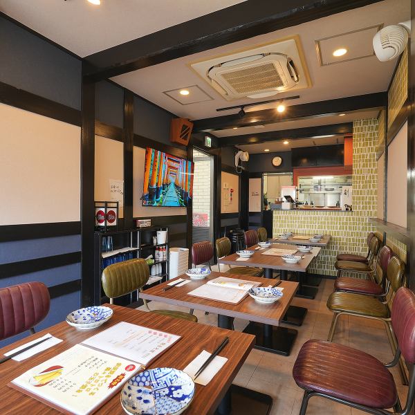 ≪店内雰囲気≫店内は明るく開放的で、カジュアルな雰囲気が漂います。自然光が差し込む窓際にはテレビモニターもあり、ゆったりと過ごせる空間。テーブル席が整然と配置されており、地元の方はもちろん観光や食事利用に最適です。鎌倉散策の合間に、心地よいひとときをお楽しみください。