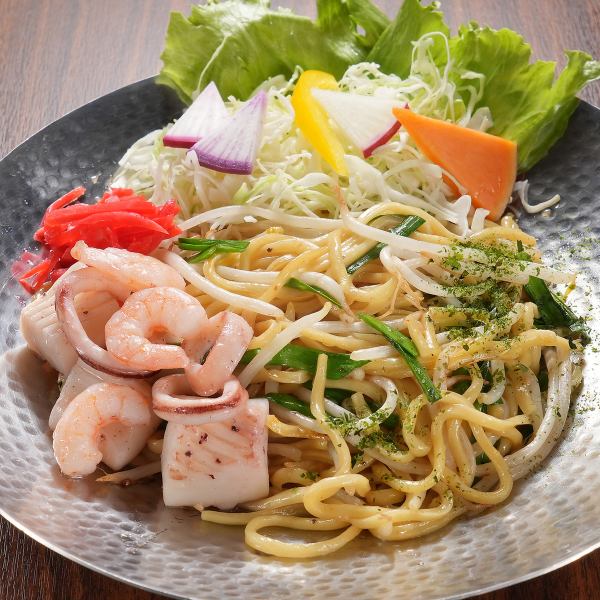 【らんまる海鮮塩焼きそば！】鎌倉野菜サラダ付・1480円（税込）