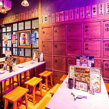 <p>まるで銭湯！昔ながらのロッカー番号が並ぶレトロ空間に銭湯の脱衣所をイメージした床等、楽しく飲めるこだわりの空間。</p>