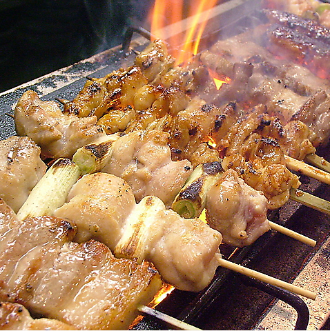 大山どりの炭火焼きをメインに翌朝まで営業しております！