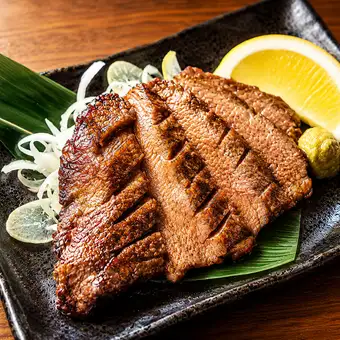 厚切り霜降り牛タン炭火焼