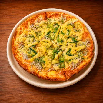 Crispy pizza with whitebait and green onions