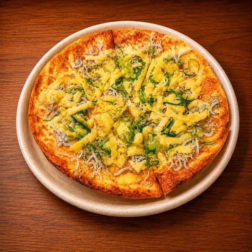 Crispy pizza with whitebait and green onions