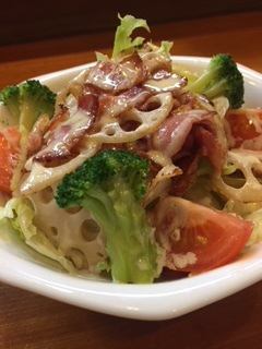 Vegetable salad 470 yen (tax included), snack cabbage 360 yen (tax included)