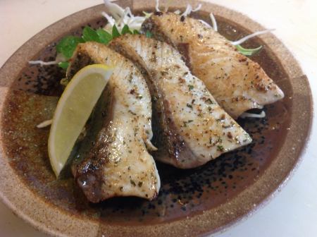(tax included) Grilled amberjack with basil...660 yen (tax included)