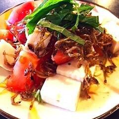 野菜サラダ490円(税込)、おつまみキャベツ380円(税込)