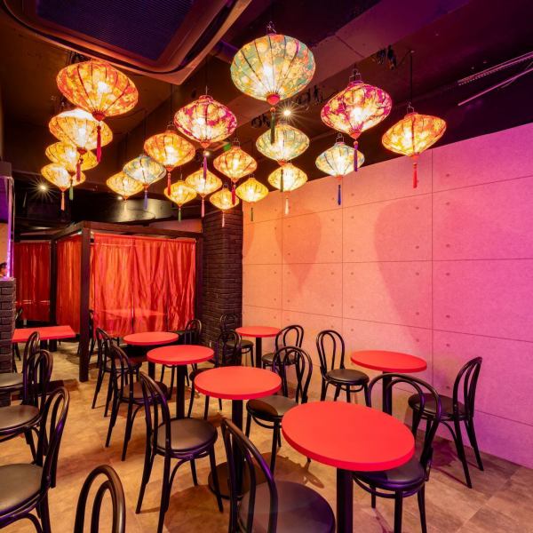 【非日常へ誘う、シャンハイの夜。】店内に一歩足を踏み入れると、そこはまるで都会の路地裏に佇む隠れ家中華バル。赤をアクセントにしたネオンが柔らかく灯り、シンプルながらも遊び心のある空間で、どこか異国情緒漂うシャンハイの夜を感じさせます。餃子とお酒で、ゆったりと流れる贅沢な時間をお過ごしください。