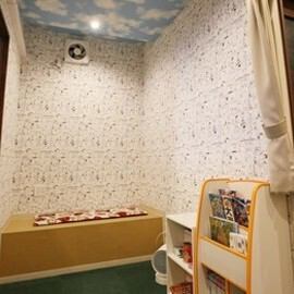 店内にはキッズルームを完備しております。小さなお子様が楽しく遊べるスペースがあるため、お子様連れのママ友同士の飲み会や、ご親戚が集まるファミリーでの会食にも最適な環境を提供いたします。保護者の方もお子様の様子を見守りながら、落ち着いて美味しいお料理とお酒を楽しめるのが当店の魅力です♪