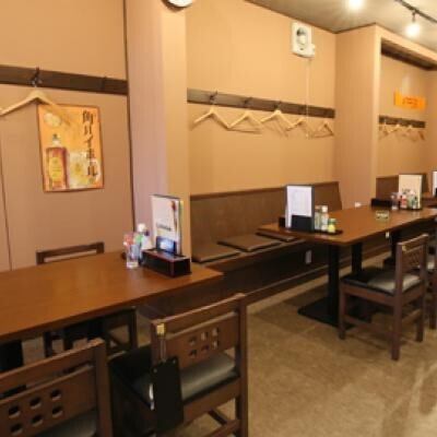 店内は明るくアットホームな雰囲気に包まれており、初めてご来店いただくお客様も緊張せずにリラックスして過ごせる空間です。スタッフの温かいおもてなしと清潔感のある内装が、居心地の良さを演出いたします。日常の喧騒を忘れて、ご家族やご友人と肩肘張らずに語らいながら、楽しいひとときをお過ごしいただけます★