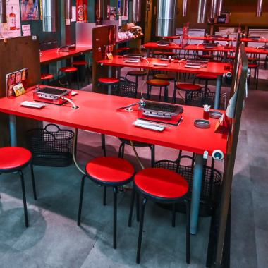 広々としたテーブル席で、ゆったりとくつろぎながらお食事をお楽しみいただけます。ご家族での食事から、ご友人とのカジュアルな焼肉まで、様々なシーンに最適です。明るい雰囲気の店内で、美味しいお肉を囲んで楽しいひとときをお過ごしください。