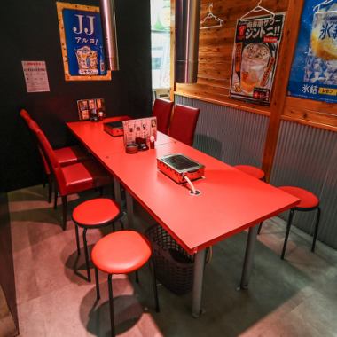 8名様まで着席可能な個室は、少人数の集まりにぴったりです。女子会や親しいご友人との食事、会社での部署飲みなどにご利用ください。プライベートな空間で、周りを気にせず会話とお食事をゆっくりお楽しみいただけます。人気の個室はお早めに！