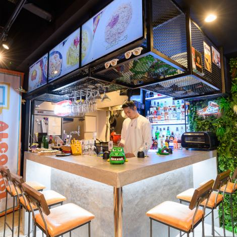 <Enjoy conversation with staff at the counter seats♪> The restaurant has a bright and lively atmosphere, with six counter seats available.It's the perfect place to relax and enjoy a drink while chatting with the staff in between games of darts!