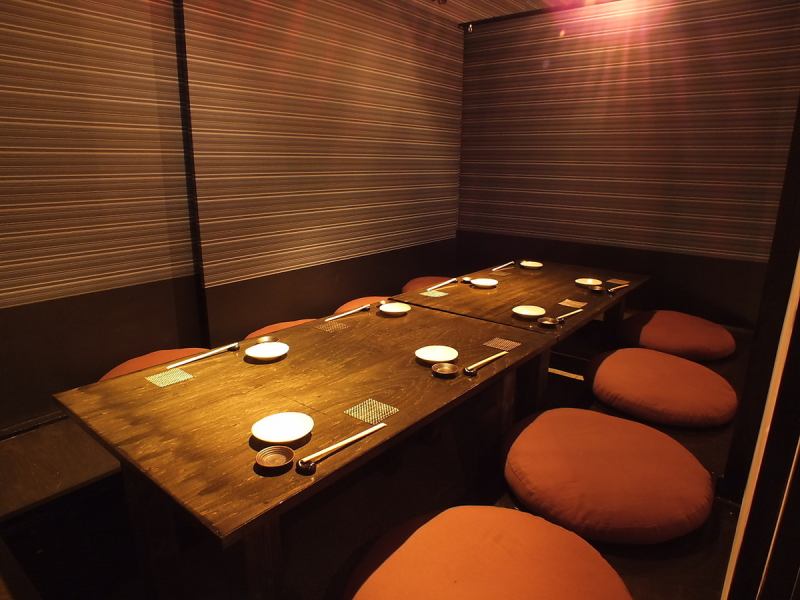 The seats are blocked by walls to avoid the Three Cs.The table is also equipped with alcohol.