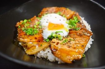 Hikoma 滷蛋豬肉蓋飯