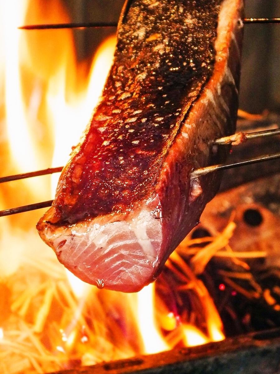 カツオやブリなど鮮魚の表面を高温の炎で炙る「鮮魚炭焼き」