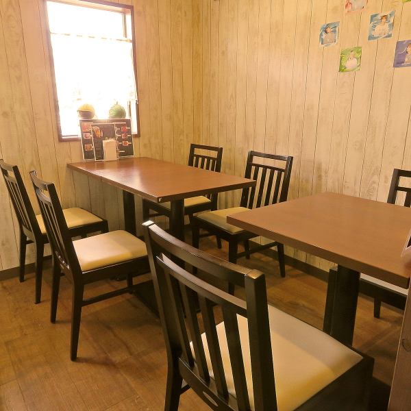 [桌席2人x 2，4人x 3]桌席也很多。它可用于各种场合，从家庭用餐到宴会。请一起度过美好的时光♪