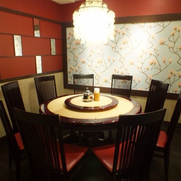 【個室のお席あり♪人気のためご予約はお早目に!】中華の気分をより楽しむことが出来る円卓半個室は最大8名まで利用可能♪ご家族でのお食事、お友達との食事会、女子会にもぴったりです!特別な方々と特別な時間を是非青山一品でお過ごしください☆