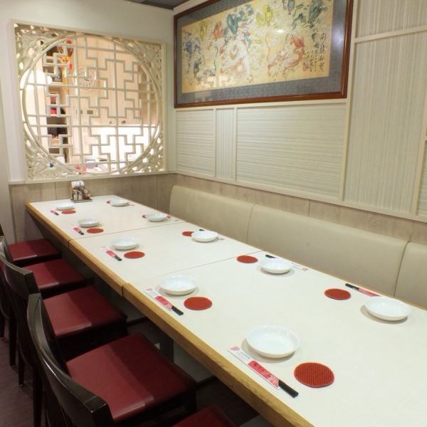 【各種人数対応可能!】広々としたワンフロア席だから、レイアウト次第で様々なシーンに使えるのが嬉しいですね♪テーブル席は結合もできるので、大人数でのご利用の際にも安心です☆大人数でのご利用だけでなく、お一人様はもちろん、少人数のご利用も大歓迎です☆