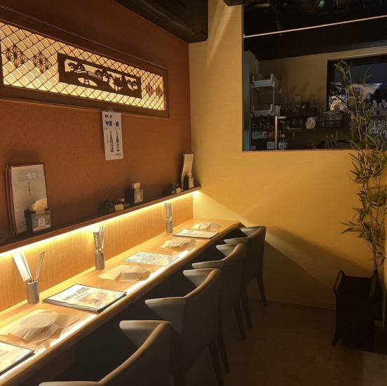 細道に佇む隠れ家居酒屋。おしゃれなカウンターと個室あり