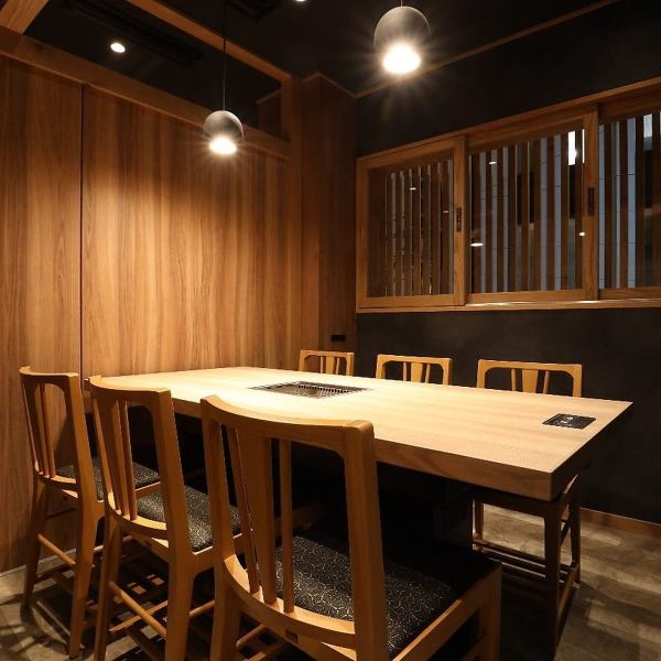 ご利用用途に合わせてお楽しみいただける空間づくりが当店の魅力。2階フロアには、2名様からの少人数でご利用いただける個室をご用意しています。また個室を繋げれば、最大10名様まで収容可能な広々個室に早変わり。落ち着きと上質さを兼ね備えた空間は、カジュアルな飲み会や記念日、接待などさまざまなシーンに最適です。