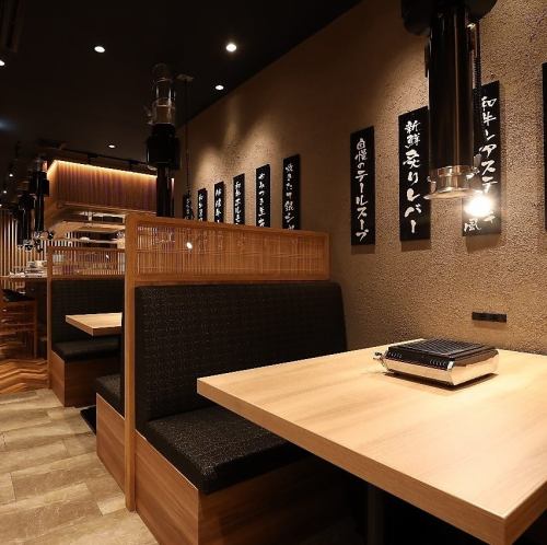 <p>【くつろぎのボックス席】ボックスソファー席へのご案内も可能です。2~4名様でご利用いただけますので、ご友人との会食やデートにもぴったり。背もたれが高いため、プライベートに楽しめるのも魅力です。</p>