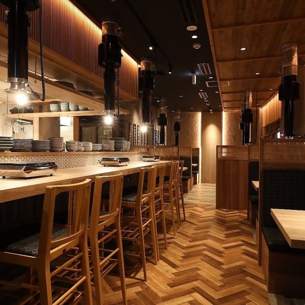 【気軽なカウンター席】調理風景を眺めながらお食事を楽しめるカウンター席もご用意。お一人様でのご利用はもちろん、恋人とのデートやご友人同士の飲み会にも最適。お気軽にお立ち寄りください。