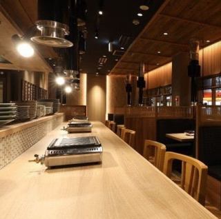 【카운터석 | 10분까지】 라이브감 넘치는 조리 풍경을 바라보면서, 식사와 술을 즐길 수 있는 카운터석도 준비하고 있습니다.혼자서의 이용은 물론, 연인과의 데이트나 친구끼리의 회식에도 최적.꼭 부담없이 들러주세요.