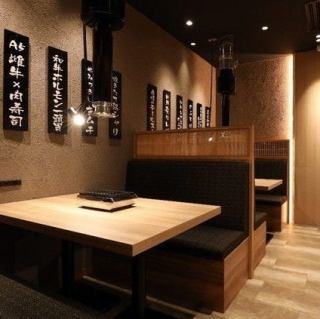 【테이블석|2~4분까지】1층 플로어에서는 박스 소파석으로 안내가 가능합니다.2~4명으로 이용하실 수 있으므로, 친구와의 회식이나 데이트에도 딱.등받이가 높게 설계되어 개인적으로 즐길 수있는 것도 매력입니다.