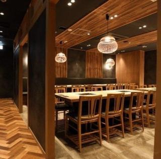 【플로어 전세 | 최대 50명까지】 3층 플로어에서는 최대 50명까지의 대인원 연회가 가능합니다.환영회, 송별회, 동창회, 기업의 연회, 발사 등 각종 모임에 추천.개방감 넘치는 넓은 공간에서 요리와 술을 즐기실 수 있습니다.