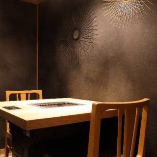 【개인실 | 2분까지】 침착이 있는 조명에 비추어진, 2분을 위한 개인실을 준비.블랙을 기조로 한 세련된 색조가 고급 스러움을 연출합니다.기념일이나 생일 등의 특별한 일석에는 물론, 친한 친구와의 식사에도 추천입니다.