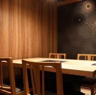 【개인실|4분까지】비즈니스 씬에도 어울리는, 침착함과 상질을 겸비한 4분용 개인실도 있습니다.거래처를 대접하는 접대나 소인원으로의 연회에 최적.느긋하게 편히 쉬면서 저희 가게 자랑의 본격 불고기를 마음껏 즐겨 주세요.